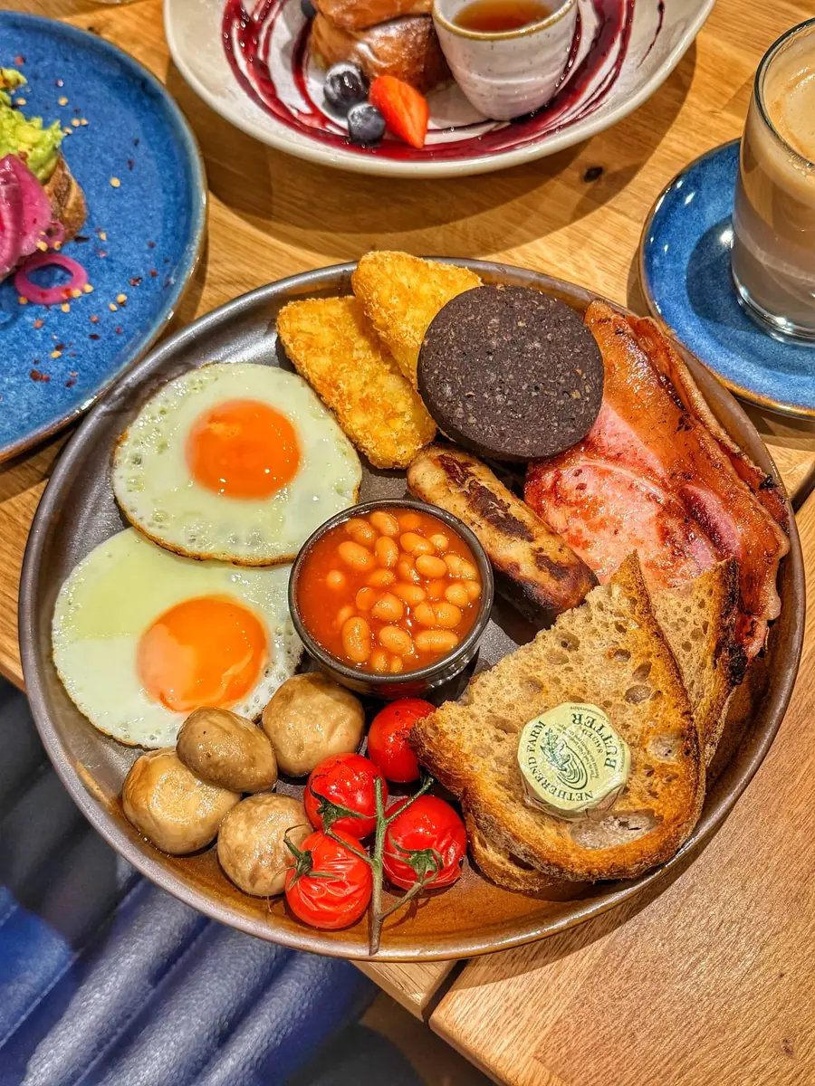 Full breakfast with eggs, bacon, beans and toast