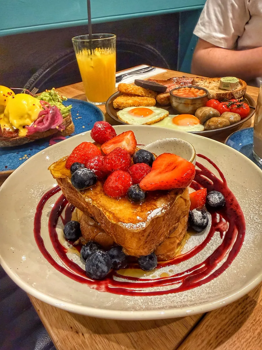French toast topped with berries