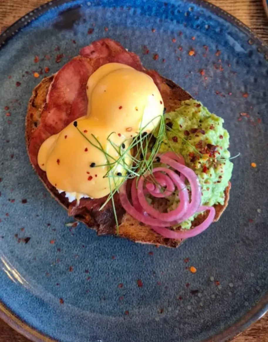 Poached eggs with hollandaise on toast